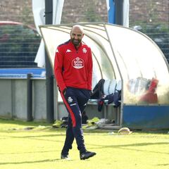 Manuel Pablo camina sin ruido hacia el banquillo del Depor