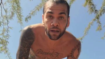 La positiva reflexión de Dani Alves con excrementos de vaca en la mano