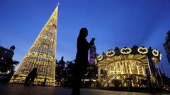 GRAFCVA526. VALENCIA, 03/12/2018.- La plaza del Ayuntamiento de Valencia ya luce toda la iluminaci&oacute;n de Navidad. EFE/Manuel Bruque