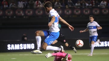 Futbol, Universidad Catolica vs Deportes Copiapo.
Fecha 25, Campeonato Nacional 2024.
El jugador de Universidad Catolica Juan Franciso Rossel, derecha, disputa el balon contra Richard Leyton de Deportes Copiapo durante el partido de primera division disputado en el estadio Bicentenario de La Florida en Santiago, Chile.
25/09/2024
Jonnathan Oyarzun/Photosport
Football, Universidad Catolica vs Deportes Copiapo.
25th turn, 2024 National Championship.
Universidad Catolica's player Juan Franciso Rossel, right, vies the ball against Richard Leyton of Deportes Copiapo during the first division match held at the Bicentenario de La Florida stadium in Santiago, Chile.
25/09/2024
Jonnathan Oyarzun/Photosport
