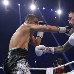 Lomachenko vuelve al trono y noquea a Kambosos