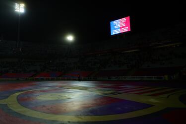 El partido entre el Barcelona y el Osasuna fue suspendido por el fallecimiento del médico del equipo, Carles Miñarro. La noticia se supo minutos antes del encuentro, y fue el mismo presidente del Barça, Joan Laporta, el que bajó al vestuario para comunicar a los jugadores que el partido no se disputaría.