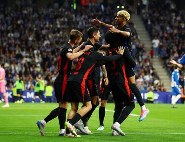 0-1. Lamine Yamal celebra el primer gol con sus compañeros.