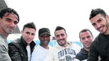 <b>CIERRE CON UVAS. </b>Los malaguistas Weligton, Iván, Hélder Rosário, Xavi Torres, Apoño y Stepanov despidieron el año 2009 con AS y un racimo de uvas.