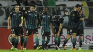 Los béticos celebran el gol.