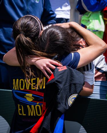 Aitana Bonmatí se abraza con una seguidora presente en las gradas de la la Ciudad Deportiva Luis del Sol.