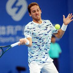 Carballés sorprende a Cerúndolo y pasa a cuartos de final en Auckland