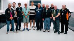 George Russell con los comisarios que ayudaron a Guanyu Zhou en Silverstone.