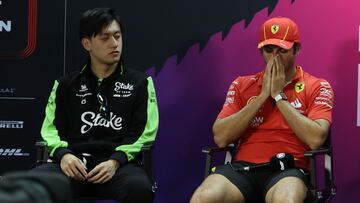 Zhou y Sainz, en una rueda de prensa.