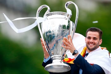 Nacho sostiene la Champions en la Cibeles.