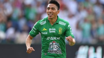 Ángel Mena en el partido contra Pachuca.