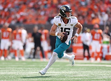 Trevor Lawrence tiene un salario de 55 millones de dólares con los Jacksonville Jaguars.