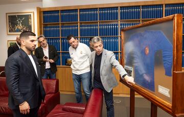 Ilia Topuria en la redacción de AS con Valentín Herández, Tomás Roncero y Luis Nieto.