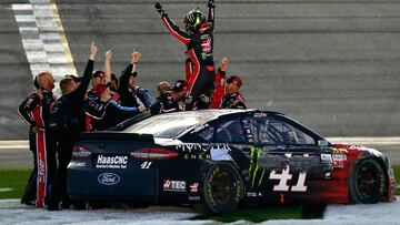 Kurt Busch celebra su victoria en las 500 Millas de Daytona, prueba inaugural de la temporada de la NASCAR.