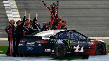 Kurt Busch celebra su victoria en las 500 Millas de Daytona, prueba inaugural de la temporada de la NASCAR. 