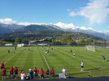 El Valencia se entrena bajo
la atenta mirada de los Alpes