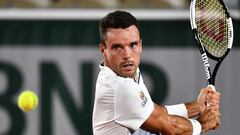 Roberto Bautista devuelve una bola durante su partido ante Richard Gasquet en Roland Garros.