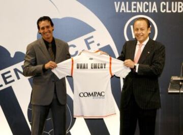 Entrenó al conjunto ché cuatro años, de 2008 a 2012. En la temporada 10-11 el Valencia terminó tercero en la liga.