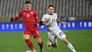 Luka Jovic, delantero del Real Madrid, se zafa de Kuzyaev en el Serbia-Rusia de la Liga de Naciones disputado en Belgrado.