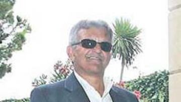 <b>UN DÍA MOVIDO. </b>Luis García estuvo por la mañana en Sant Adrià aguardando la reunión de la tarde, en la que Sebastián Javier fue el primero en llegar a la cita.