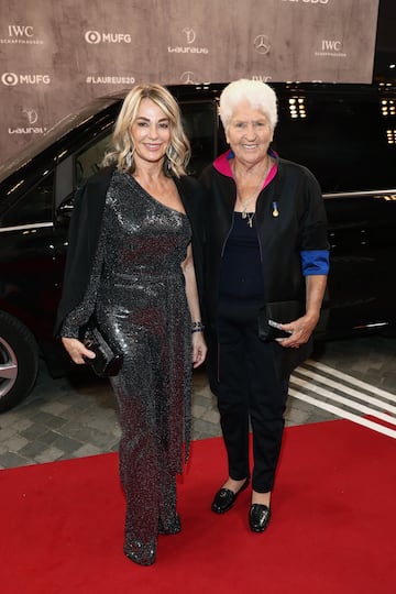 Los miembros de la Academia Laureus, Nadia Comaneci y Dawn Fraser, 