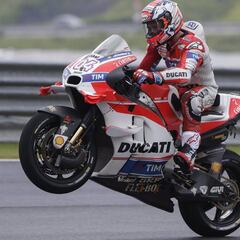 Dovizioso, 9º ganador del año, con Rossi y Lorenzo, en el podio