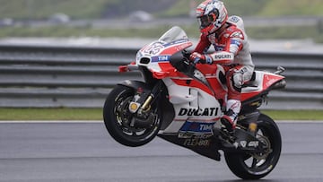 Dovizioso, 9º ganador del año, con Rossi y Lorenzo, en el podio