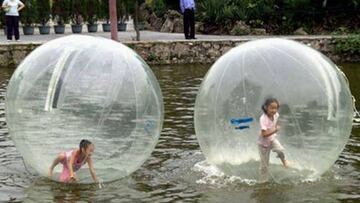 Estas bolas permiten correr por encima del agua