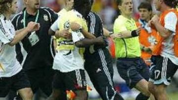 <b>TENSIÓN.</b> La tensión vivida durante el encuentro quedó patente en los minutos posteriores a la conclusión del mismo.