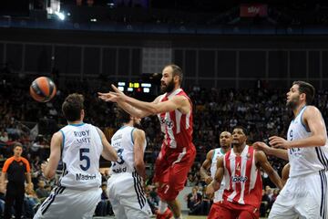 Tras 18 de ausencia, el Madrid ten¨ªa a tiro una nueva Euroliga, la Novena para su palmar¨¦s¡ pero se qued¨® en la orilla frente al Olympiacos griego (88-100), que revalidaba t¨ªtulo de manera seguida (solo el Maccabi hab¨ªa logrado esa gesta en 22 a?os). Y lo hizo desde atr¨¢s, como en la edici¨®n pasada, aunque no fueron 19 puntos los que remont¨®, sino 17 porque los blancos comenzaron como un tiro (27-10) con Rudy y Llull de estiletes y un 5 de 7 desde el triple. Viento en popa hasta la aparici¨®n de Kill Bill: Vassilis Spanoulis complet¨® una segunda parte antol¨®gica con 22 puntos y el MVP.