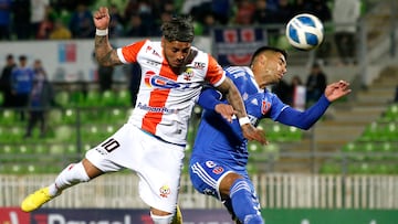 El jugador de Cobresal Juan Carlos Gaete, izquierda, disputa el balon con Yonathan Andia de Universidad de Chile durante el partido de vuelta de los octavos de final de la Copa Chile realizado en el estadio Elias Figueroa de Valparaiso, Chile.