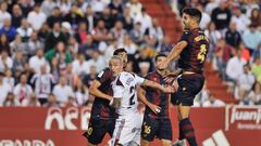 ALBACETE, 03/06/2023.- El delantero del Albacete Manu Fuster (c) disputa el balón ante Rober Pier (d), defensa del Levante, durante el partido de ida de semifinales de playoff de ascenso de Segunda División entre el Albacete Balompié y el Levante UD, este sábado en el Estadio Carlos Belmonte, en Albacete. EFE/ Manu
