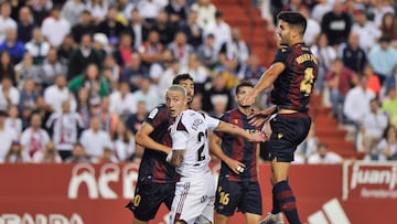 ALBACETE, 03/06/2023.- El delantero del Albacete Manu Fuster (c) disputa el bal¨®n ante Rober Pier (d), defensa del Levante, durante el partido de ida de semifinales de playoff de ascenso de Segunda Divisi¨®n entre el Albacete Balompi¨¦ y el Levante UD, este s¨¢bado en el Estadio Carlos Belmonte, en Albacete. EFE/ Manu