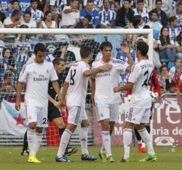 Trofeo Teresa Herrera. Deportivo de la Coruña - Real Madrid. 0-4. Kaká celebra el cuarto gol con sus compañeros.