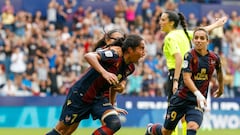 Mayra celebra su gol al Real Madrid en el Ciutat de València.