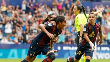 Mayra celebra su gol al Real Madrid en el Ciutat de Val¨¨ncia.