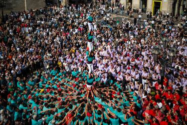 Uno de los grupos de 'Castellers' en la plaza Sant Jaume.