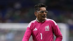 Jorge Campos provoca el llanto de un aficionado