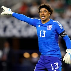 Ochoa es elegido mejor portero de la Serie A, por Marco Materazzi