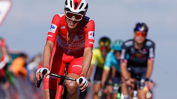 ALTO DE MONCALVILLO (LA RIOJA), 06/09/2024.- El ciclista australiano del Decathlon Ben O'Connor llega meta con el maillot de líder de la clasificación general en la 19 etapa de la Vuelta a España 2024 entre Logroño y el alto de Moncalvillo, de 173, 5 kilómetros de recorrido, este viernes. EFE/ Javier Lizón