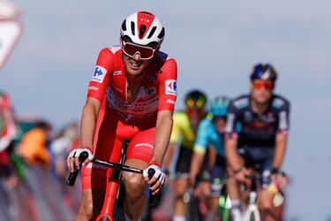 Día durísimo para el australiano, que no sólo cede el liderato sino que pierde opciones de podio respecto a Mas y Carapaz.
