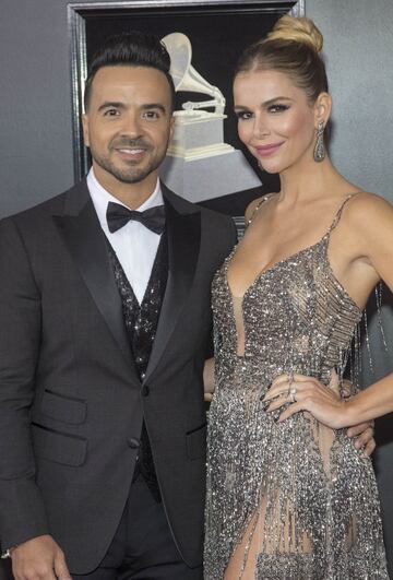 El cantante Luis Fonsi y la modelo Agueda L¨®pez posan a su llegada al Madison Square Garden de Nueva York, para participar de la 60 edici¨®n de los Premios Grammy