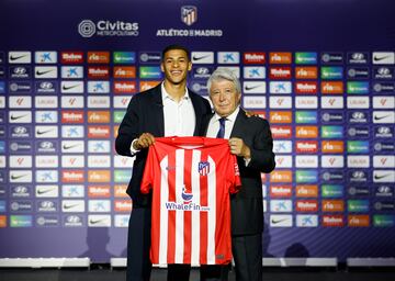 El defensa uruguayo fue presentado como nuevo jugador rojiblanco y recibi¨® su nueva camiseta de manos del presidente del Atl¨¦tico de Madrid, Enrique Cerezo. El jugador llega procedente del Racing Club de Montevideo.
