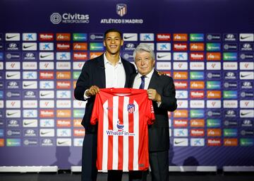 El defensa uruguayo fue presentado como nuevo jugador rojiblanco y recibió su nueva camiseta de manos del presidente del Atlético de Madrid, Enrique Cerezo. El jugador llega procedente del Racing Club de Montevideo.