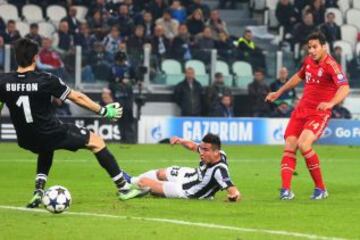 Claudio Pizarro dispara a puerta y bate a Buffon para marcar el 0-2 definitivo del Bayern a la Juventus. 