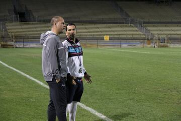 Ambos entrenadores charlando tras el partido.