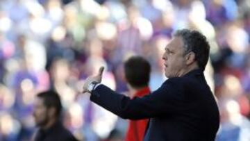 Caparrós, ante el Atlético.