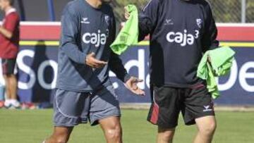 <b>LA REFERENCIA. </b>Tariq, hombre importante esta tarde, habla con Ángel Royo en un entrenamiento.
