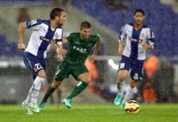 El defensa del Espanyol Anaitz Arbilla controla el balón ante el delantero del Levante David Barral.