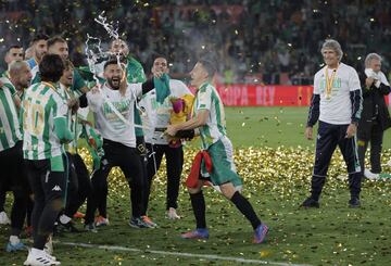 Los jugadores del Betis campeones de Copa celebran en el césped su triunfo.